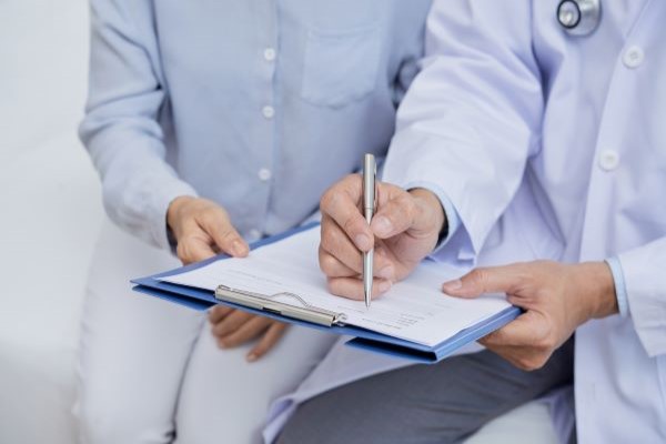 doctors_consulting_clipboard2